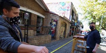 Employees measure the distance of two tables as coffee shops reopen following the easing of measures against the spread of the coronavirus disease (COVID-19), in Mendoza, Argentina May 29, 2020\u002E REUTERS/Maximiliano Rios NO RESALES\u002E NO ARCHIVES