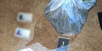 Los ocupantes de la moto fueron parados por circular sin casco y se descubrió la droga\u002E