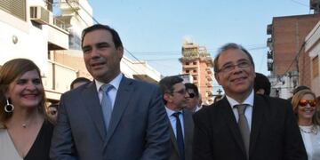 Gustavo Valdés acompañó la procesión por la Cruz de los Milagros