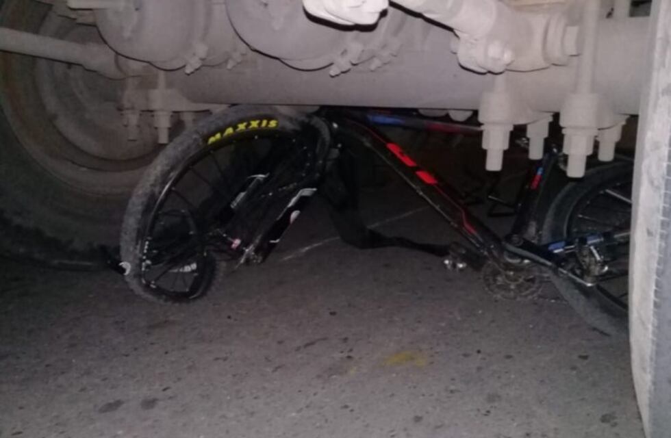 Impresionante: un ciclista fue atropellado por un camión
