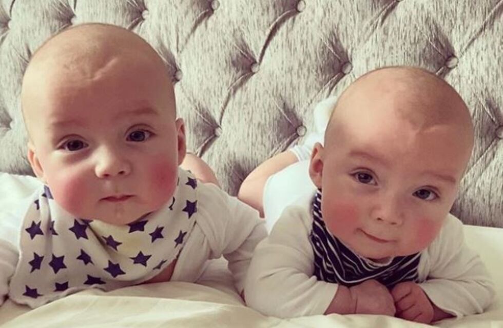 Estos gemelos de cuatro meses se reconocieron por primera vez y tuvieron una divertida "charla"