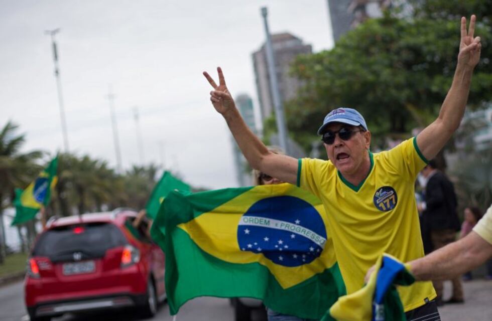Panorama político nacional: todos mirando a Brasil, que no es ninguna salida