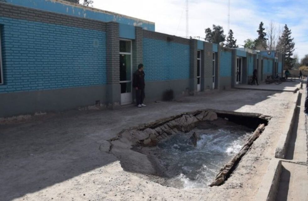 San Juan: se desmoronó la vereda de un hospital y casi causa una tragedia