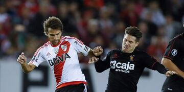 BAS19. BUENOS AIRES (ARGENTINA) 13/04/2017.El jugador Leonardo Ponzio (i) de River Plate disputa el balu00f3n ante Jean Barrientos de Melgar de Peru00fa hoy, jueves 13 de abril de 2017, durante su partido de la Copa Libertadores en el estadio Monumental de Buenos