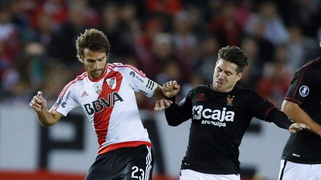 BAS19. BUENOS AIRES (ARGENTINA) 13/04/2017.El jugador Leonardo Ponzio (i) de River Plate disputa el balu00f3n ante Jean Barrientos de Melgar de Peru00fa hoy, jueves 13 de abril de 2017, durante su partido de la Copa Libertadores en el estadio Monumental de Buenos