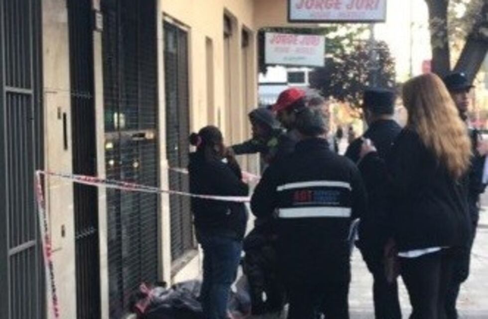 Un hombre murió mientras esperaba en el Registro Civil
