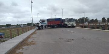 Impactantes choque de camiones en la ruta 3