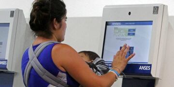 La medida principal del texto, que tiene la firma de Gabriela Michetti, baja el tope máximo de ingresos aplicables a los beneficiarios de asignaciones familiares de $ 94\u002E786 actuales a $ 83\u002E917\u002E