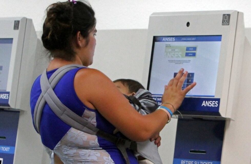 Policía fue acusado de robarle la tarjeta a una detenida y cobrar su Asignación por Hijo