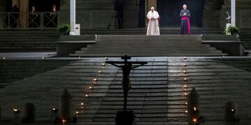 -FOTODELDIA- EPA9769\u002E CIUDAD DEL VATICANO (VATICANO), 10/04/2020\u002E- El Papa Francisco preside el Vía Crucis en la plaza vacía fuera de la Basílica de San Pedro, debido al bloqueo para detener la propagación de la infección COVID-19 causada por el nuevo Coronavirus este viernes santo, en la Ciudad del Vaticano\u002E EFE/ Massimo Percossi