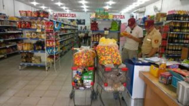 Decomisaron alimentos y medicamentos vencidos en un supermercado chino de zona oeste.