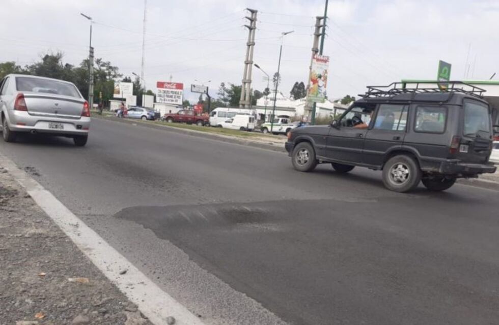 Un pozo complica el tránsito en la avenida Paraguay