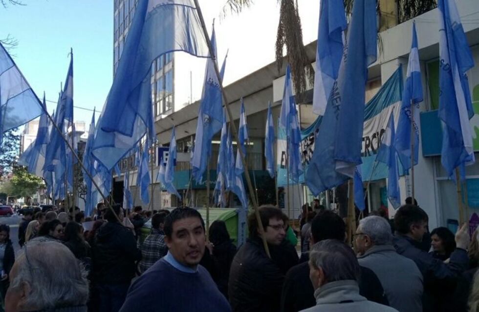 Protesta de trabajadores de un call center frente a la sede de Movistar de Rioja al 1400