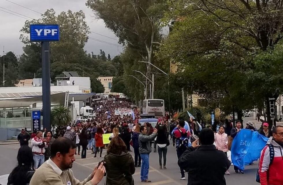 Los docentes salteños volvieron a marchar por el centro de la ciudad
