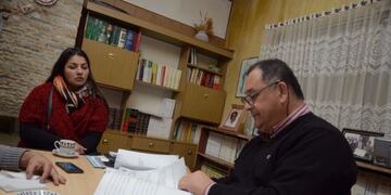 La hermana y el abogado\u002E María Sosa y Jorge Rosales repasan las pruebas del expediente\u002E El hombre está preso desde octubre de 2014\u002E Foto: Alejandro Lorda\u002E