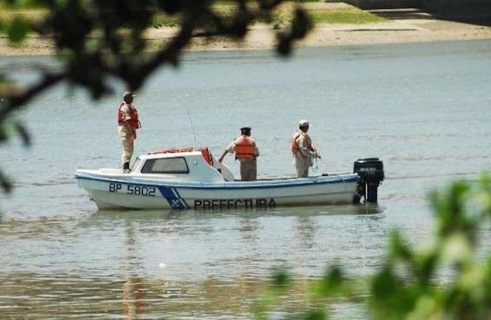 Buscan a un sujeto que desapareció en el río Negro