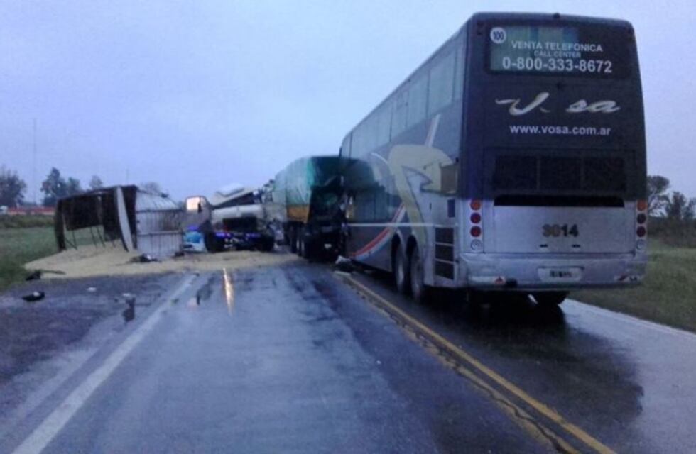 Tres choferes fallecieron tras un choque entre dos camiones y un colectivo en la ruta 34