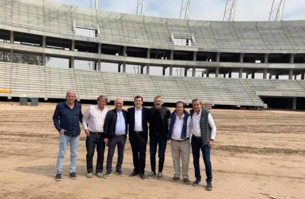 Dirigentes de Racing Club visitaron el Estadio Único de Santiago