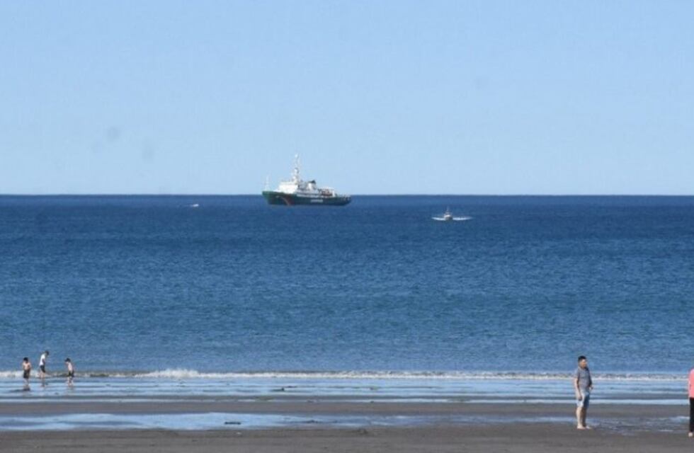 El buque Esperanza de Greenpeace está en rada en el Golfo Nuevo
