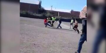 Por un director técnico violento suspendieron un campeonato infantil