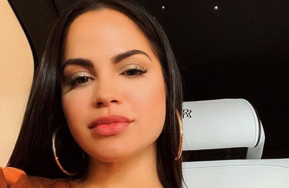 Natti Natasha eligió una falda ceñida y tuvo un percance hot durante un show