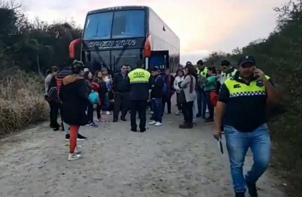 Delincuentes vestidos de policías asaltaron a un tour de compras