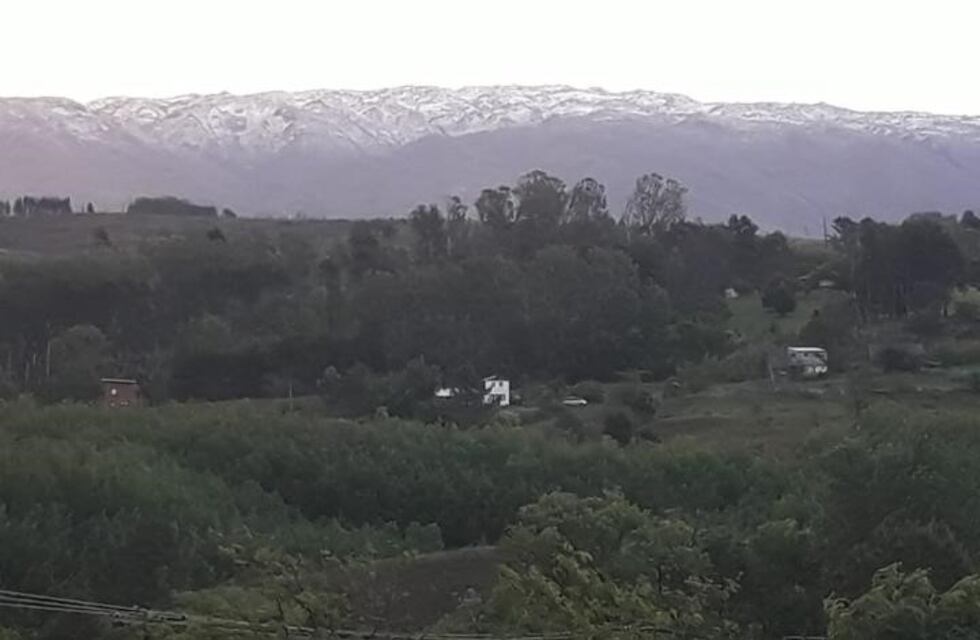 Una nevada sorprendió a las Sierras Grandes