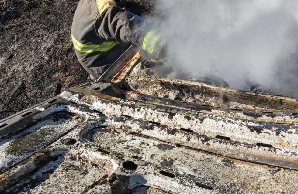 Incendio de un vehículo sobre ruta Nº15