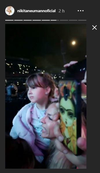 Nicole Neumann llegó al Estadio de Vélez con su hermana Geraldine