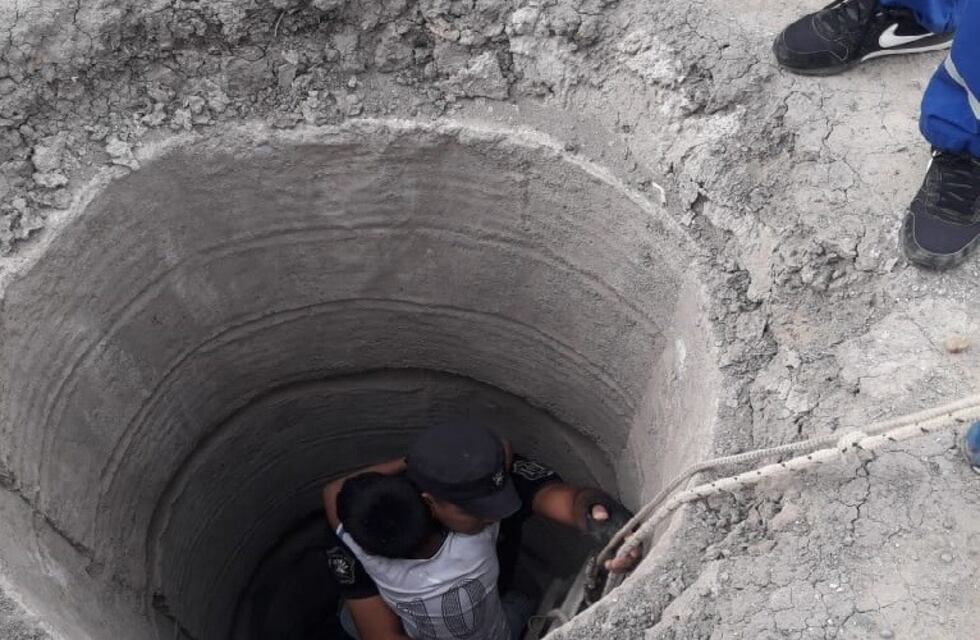 Rescataron a un niño que cayó en un pozo ciego