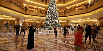 XAH23\u002E Abu Dhabi (United Arab Emirates), 25/12/2018\u002E- People look at the Christmas tree of the Emirates Palace luxury hotel in Abu Dhabi, United Arab Emirates, 25 December 2018\u002E Millions of Catholic Christians around the world celebrate Christmas on 25 December\u002E (Emiratos Árabes Unidos) EFE/EPA/ALI HAIDER