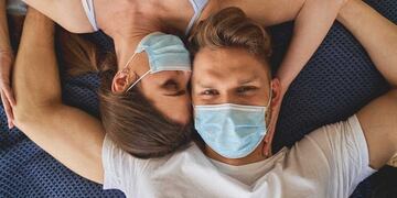 Cómo afecta la extensión de la cuarentena a las parejas que viven en espacios chicos