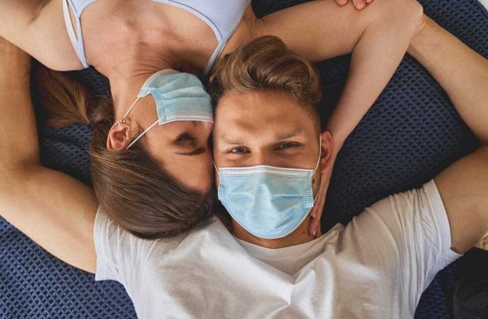 Cómo afecta la extensión de la cuarentena a las parejas que viven en espacios chicos