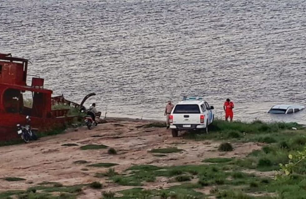 Buscan al dueño de un auto que cayó al Río Paraguay