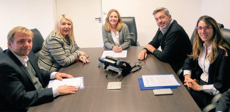 Gobierno firmó convenio con Camuzzi para abastecer de gas natural a toda la provincia