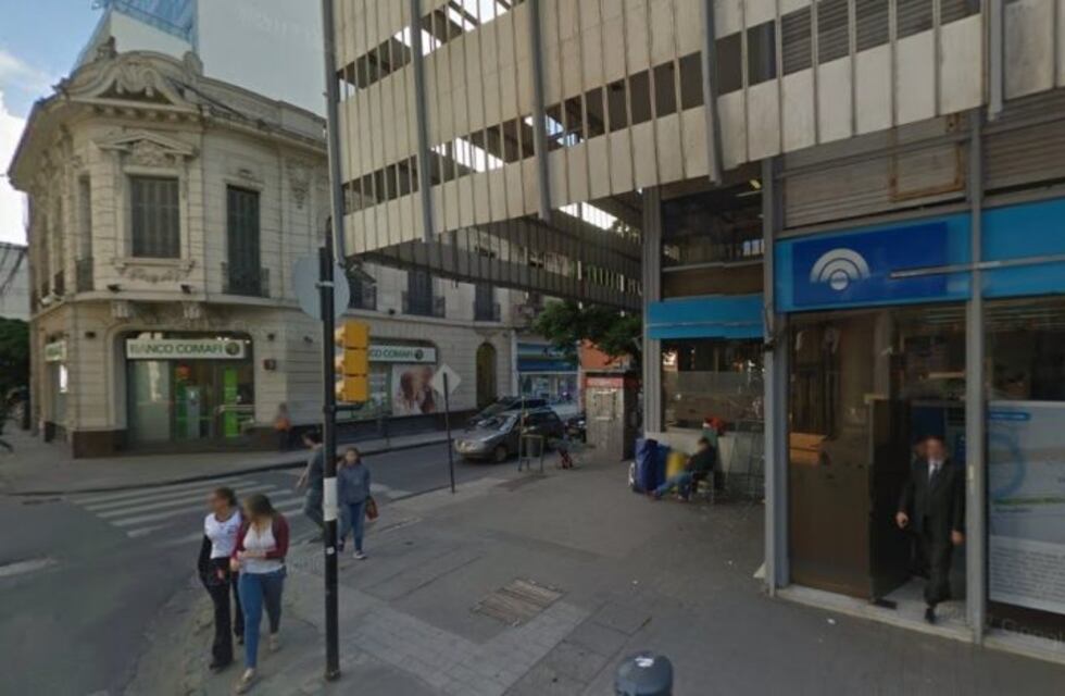 Fue a tomar un café con la empleada de seguridad de un banco y la acusó de robo en su casa