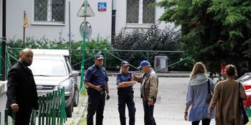 Police officers guard the entrance to the NIEBO, or Heaven, club in Warsaw, Poland, Thursday, Aug\u002E 24, 2017, ahead of a concert there by the American Allah-Las rock band\u002E The band's concert in Rotterdam, The Netherlands was cancelled at the last minute by the police on Wednesday due to a terror threat\u002E (AP Photo/Czarek Sokolowski)