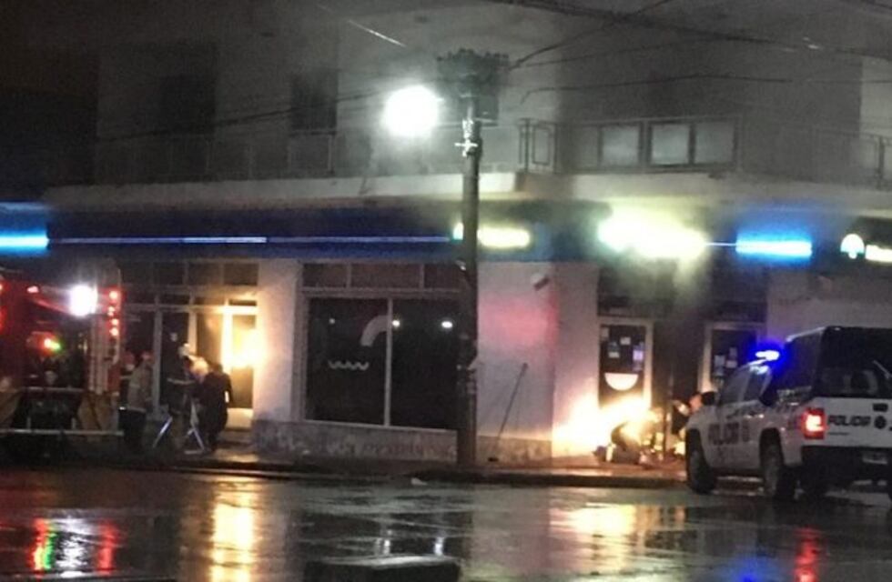 Fuego y humo en sucursal del banco Macro del B° Almirante Brown