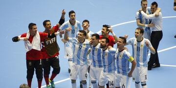 COL01. BUCARAMANGA (COLOMBIA), 22/09/2016. -Los jugadores de Argentina celebran su victoria sobre Ucrania hoy, jueves 22 de septiembre de 2016 en un partido por los octavos de final la Copa Mundial de Fu00fatsal FIFA Colombia 2016. Argentina venciu00f3 a Ucrania 1-0 en tiempo extra. EFE/STR.