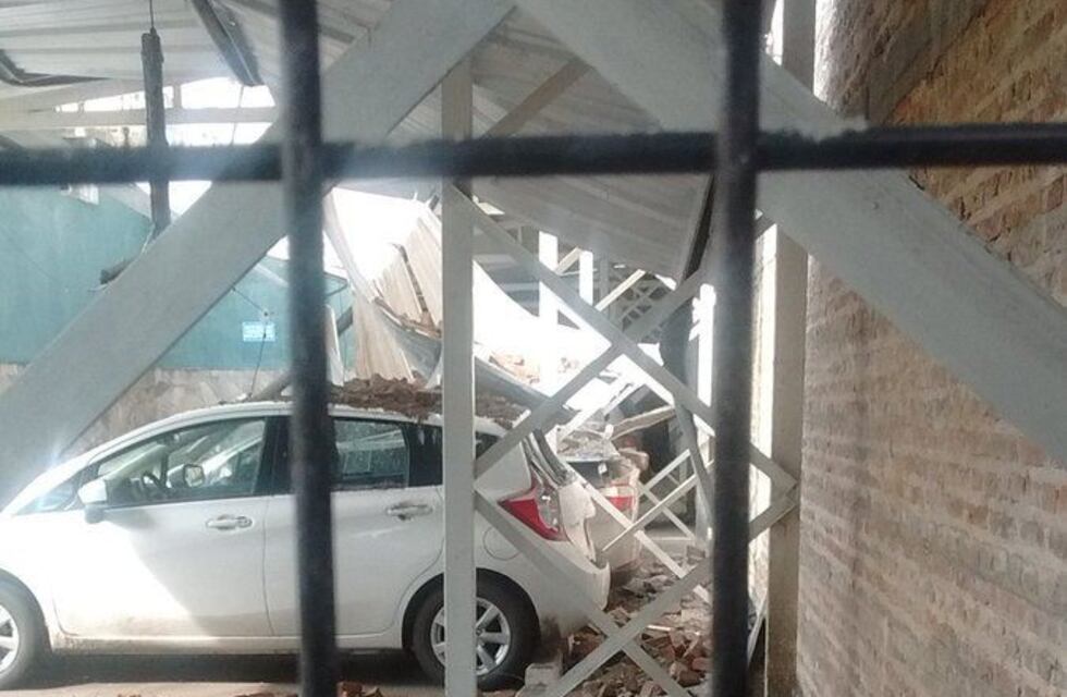 Se desprendió una pared, perforó el techo de una cochera y destrozó los vehículos