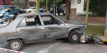 El auto atropelló a una moto en Sabin y Génova\u002E (Ministerio de Seguridad)