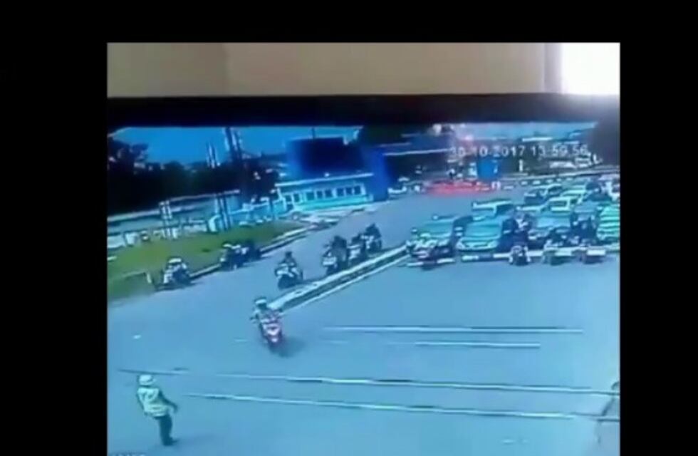 Viral: un motociclista impaciente esperó que pasara un tren, pero no el otro