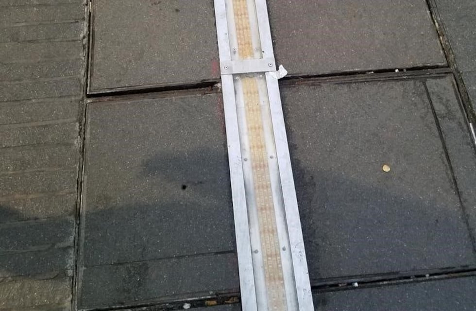 Un desperfecto dejó sin funcionamiento el semáforo instalado en el suelo de la peatonal y volvieron las críticas