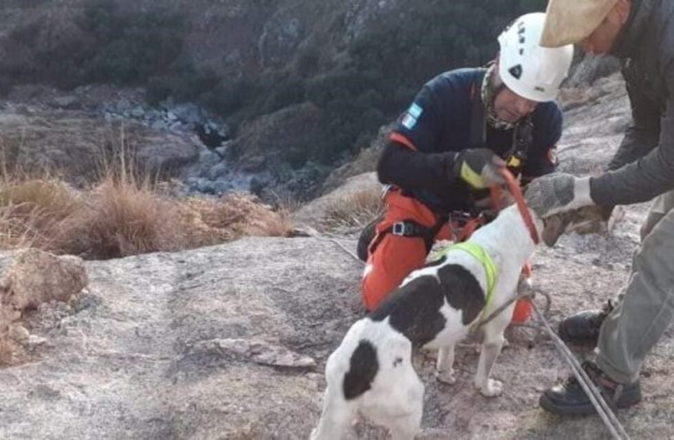 Hermoso acto de los bomberos voluntarios de Mina Clavero