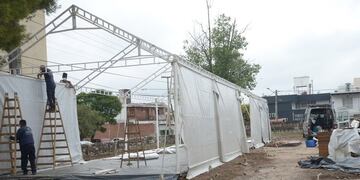 Las carpas albergarán 60 camas, con lo que el hospital contará con 150 en total\u002E