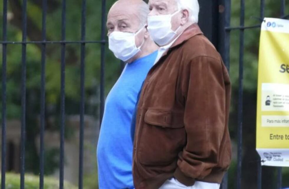 Los mayores salieron a la calle y hubo largas filas para pagar impuestos en el primer día del "aviso de circulación"