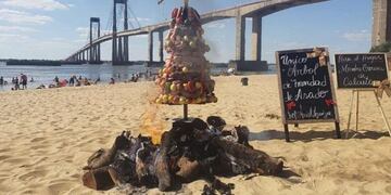 Un correntino armó un árbol de Navidad con pedazos de asado\u002E (Fuente: Facebook)