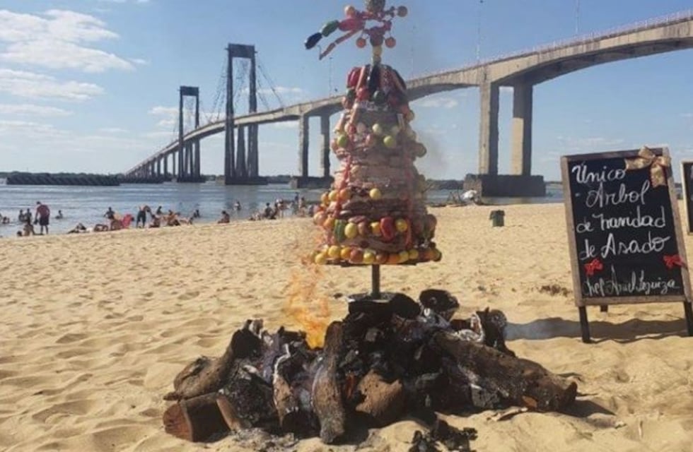 Un correntino armó un árbol de Navidad con pedazos de asado