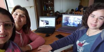 Clases virtuales - Alumnos junto al Profesor Marcos Henchóz - Gualeguaychú\nCrédito: Henchóz