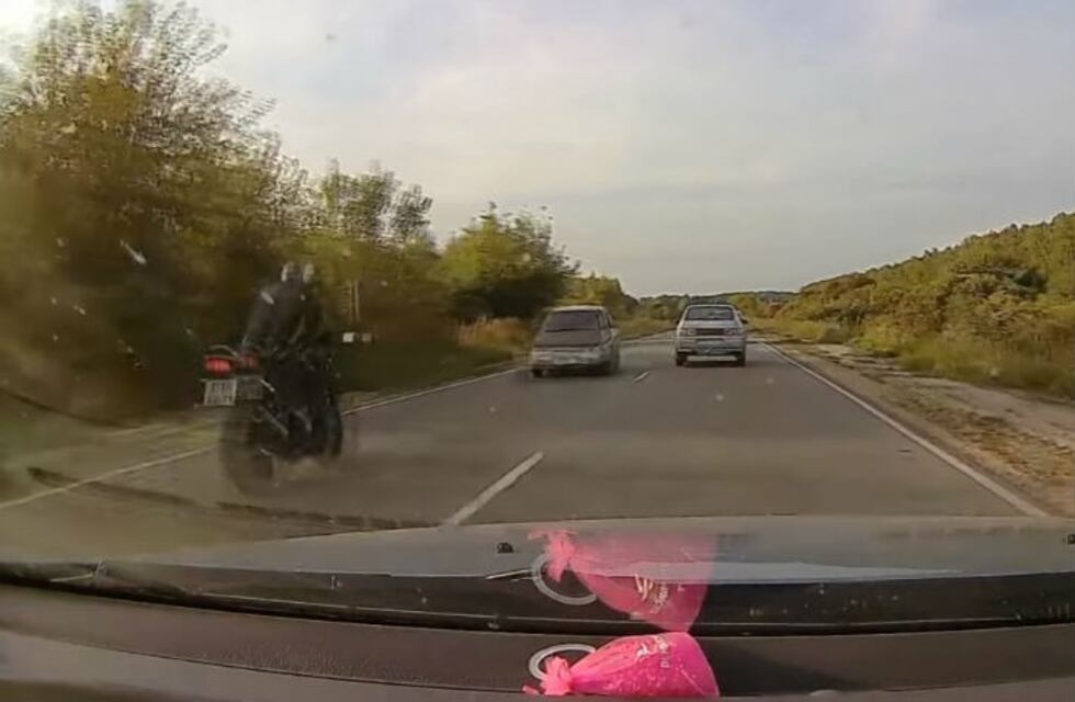 Fuertes imágenes: el momento en que un motociclista impacta de frente con un auto